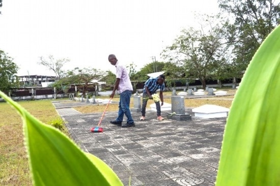 8月12日，姆薩菲里·奧馬里（右）和同事在援坦中國(guó)專家公墓打掃。