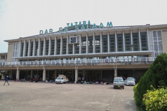 坦贊鐵路始發(fā)站達(dá)累斯薩拉姆站外景。