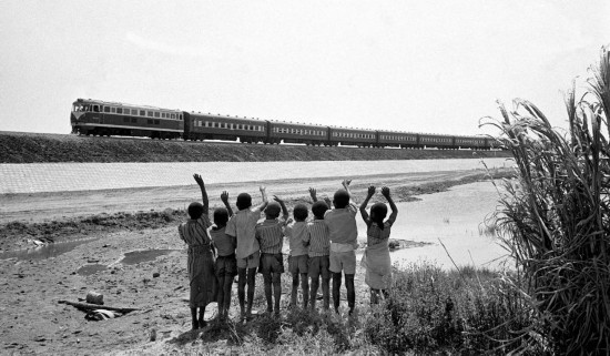 贊比亞魯西瓦西湖畔的少年兒童歡迎坦贊鐵路的列車通到他們的家鄉(xiāng)（1976年攝）。