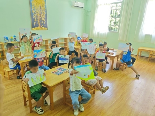 孩子們在公益托管班上畫畫課。莫菲菲攝