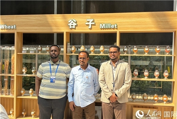 研討班成員在聽(tīng)取講解后合影留念。人民網(wǎng) 曹欣悅攝