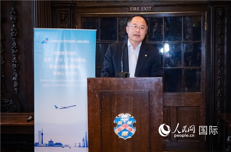 圖為中國駐倫敦旅游辦事處主任張力致辭。人民網(wǎng) 郭錦標(biāo)攝