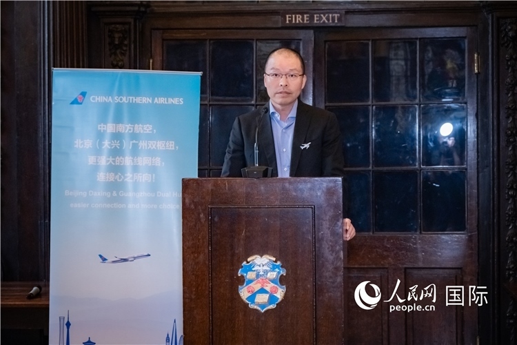 圖為中國南方航空倫敦營業(yè)部總經(jīng)理陳珂致辭。人民網(wǎng) 郭錦標(biāo)攝
