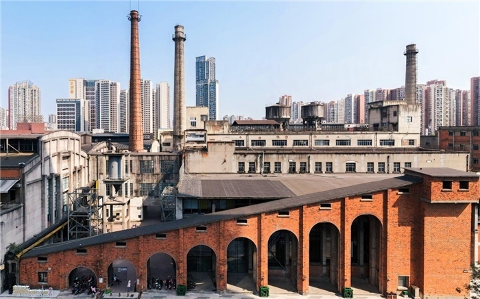 在原成都國營紅光電子管廠舊址上改建而成的東郊記憶園區(qū)南大門。大門既保留了老工業(yè)區(qū)的風(fēng)貌，又融入了現(xiàn)代審美和創(chuàng)意，成為了園區(qū)一大亮點(diǎn)。資料圖片