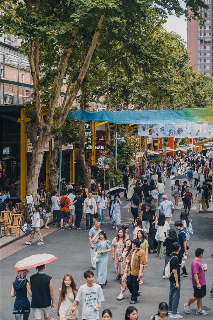北街美食區(qū)是東郊記憶園區(qū)集美食、文化與休閑于一體的特色區(qū)域，為游客和當(dāng)?shù)鼐用裉峁┝素S富多樣的餐飲選擇。資料圖片