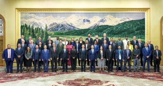  8月30日，國家副主席韓正在北京集體會見出席2024年國際議員友好交流論壇的各國代表。新華社記者 丁林 攝