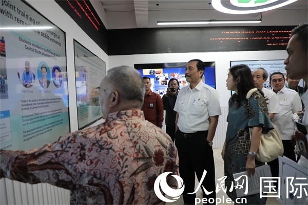 印尼對(duì)華合作牽頭人、統(tǒng)籌部長(zhǎng)盧胡特（中）參觀中國(guó)—印尼新能源材料與冶金工程技術(shù)聯(lián)合研究實(shí)驗(yàn)室。人民網(wǎng)記者曹師韻攝