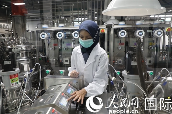 中國(guó)—印尼新能源材料與冶金工程技術(shù)聯(lián)合研究實(shí)驗(yàn)室內(nèi)，研究人員正在工作。人民網(wǎng)記者曹師韻攝