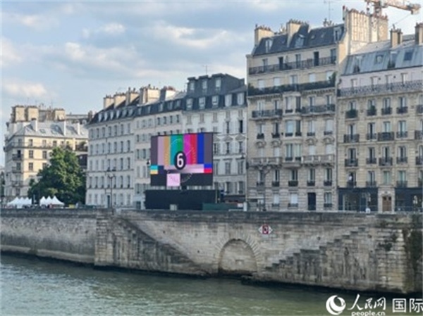 奧運(yùn)會(huì)開(kāi)幕式，安置在塞納河兩岸的大屏幕。人民網(wǎng)記者 何蒨攝