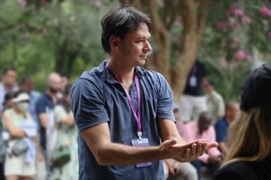 意大利逆流外交網(wǎng)站總編輯亞歷山大·比安奇學(xué)習(xí)青城太極。（李佩藺 攝）