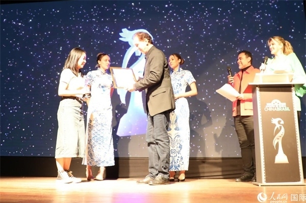 為期4天的第三屆中國－巴西電影展期間，來自中巴兩國的14部參展影片受到巴西電影愛好者和社會(huì)各界人士好評，并分別榮獲本次電影展組委會(huì)頒發(fā)的“藍(lán)鸚鵡”獎(jiǎng)。7部最近兩年制作中國影片參展，其中由《環(huán)球時(shí)報(bào)》文娛新媒體平臺(tái)“環(huán)球時(shí)報(bào)—娛評”推薦參展的影片《長安三萬里》曾獲得第36屆中國電影金雞獎(jiǎng)最佳美術(shù)片獎(jiǎng)。圖為當(dāng)?shù)貢r(shí)間8月26日晚舉行的電影展開幕式暨“藍(lán)鸚鵡”獎(jiǎng)?lì)C獎(jiǎng)典禮現(xiàn)場。 人民網(wǎng)記者 陳一鳴攝