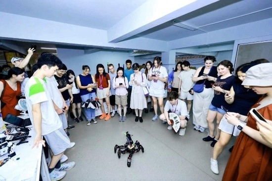 8月25日，中外青年在浙江杭州觀看機器人表演。新華社發(fā)（清華大學(xué)供圖）