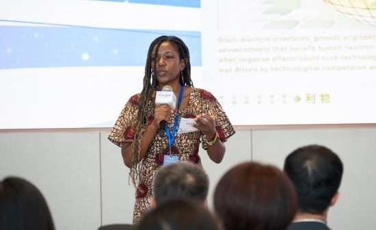 8月29日，在第二屆清華國際青年對話論壇活動上，來自烏干達的媒體人詹尼弗·阿西姆韋分享中國之旅的感悟。新華社發(fā)（畢尚宏攝）