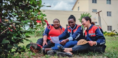 在肯尼亞內羅畢，非洲之星鐵路運營公司工電部電子設備檢修工區(qū)工長陳玲（右）在休息時教學員唱中文歌曲（2023 年 5 月 23 日攝） 王冠森攝 / 本刊