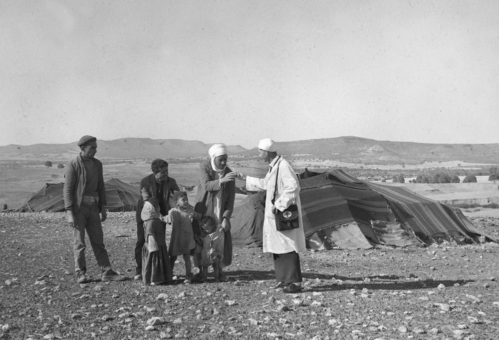 1965年，一名中國援阿爾及利亞醫(yī)療隊(duì)醫(yī)生（右一）在阿爾及利亞賽伊達(dá)省為牧民診治。