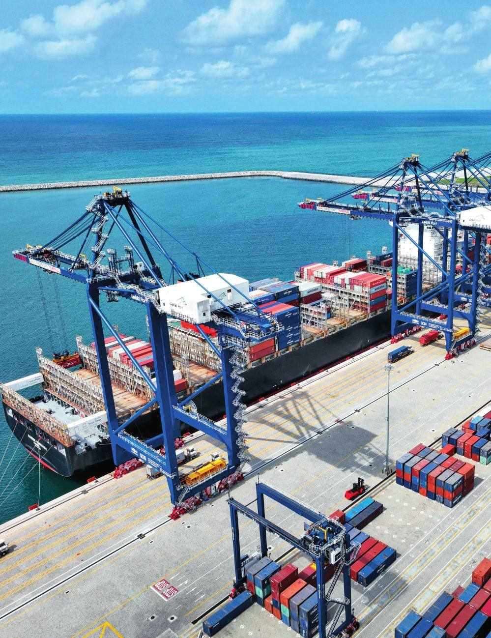 由中國港灣工程有限責任公司承建的尼日利亞萊基深水港位于中尼合作建設的拉各斯萊基自貿區(qū)內，是尼日利亞首個現(xiàn)代化深水港和最大港口。圖為一艘貨輪在尼日利亞拉各斯萊基深水港裝卸集裝箱（2024 年 3 月 11 日攝）萊基港公司供圖