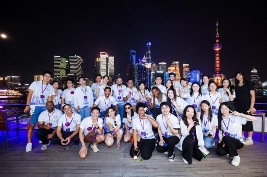 8月21日，中外青年在上海參觀時合影留念。新華社發(fā)（清華大學(xué)供圖）