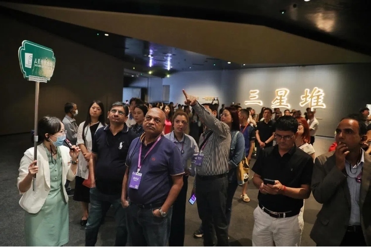 8月31日，亞洲媒體考察團(tuán)參訪三星堆博物館。《中國經(jīng)濟(jì)周刊》記者肖翊攝