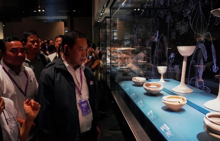 8月31日，亞洲媒體考察團(tuán)參訪三星堆博物館。左一為老撾博利坎賽省新聞文化旅游廳廳長頌通·威本康?！度嗣袢請蠛Ｍ獍妗酚浾邌逃顢z