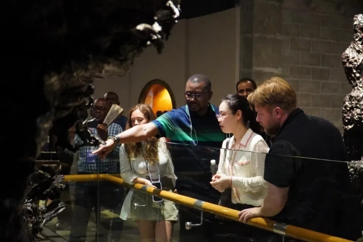 2024“一帶一路”媒體合作論壇聯(lián)合采訪調(diào)研行成員在樂山烏木文化博覽苑調(diào)研采訪。人民網(wǎng)記者 趙祖樂攝