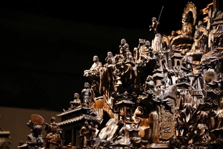 烏木博物館中展出的烏木雕刻藝術(shù)品《西游記》（局部）。本報記者 伊霄攝