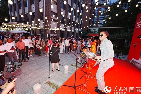 來(lái)自特多的藝術(shù)家在慶祝儀式上表演特多鋼鼓。人民網(wǎng)記者 趙益普攝