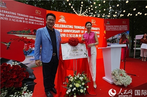 當(dāng)天的慶祝儀式上，還舉行了特多著名酒品牌安高天娜回歸中國(guó)市場(chǎng)的揭幕儀式。人民網(wǎng)記者 趙益普攝