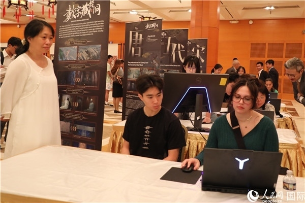 在活動現(xiàn)場，當(dāng)?shù)孛癖婓w驗“數(shù)字藏經(jīng)洞”云游戲，沉浸式體驗敦煌文化。 人民網(wǎng)記者 李志偉攝