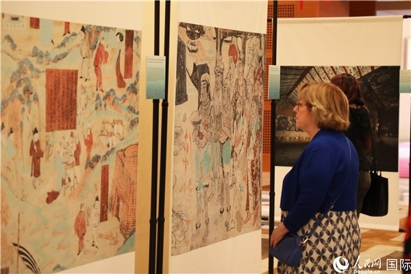 來賓在參觀敦煌高清攝影和壁畫高保真復(fù)制品。 人民網(wǎng)記者 李志偉攝