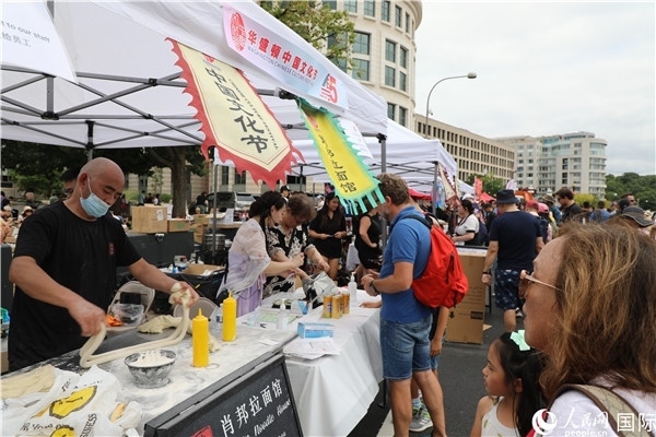 3、活動現(xiàn)場設(shè)置了眾多展臺。 人民網(wǎng)記者 李志偉攝