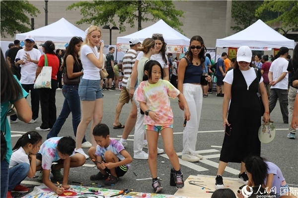 4、活動吸引了很多小朋友參加。 人民網(wǎng)記者 李志偉攝