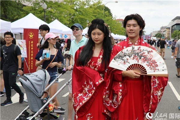 5、當(dāng)?shù)厝A僑華人身穿漢服參加文化節(jié)。 人民網(wǎng)記者 李志偉攝