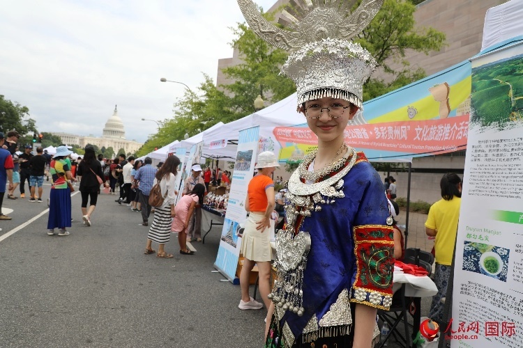 在第22屆美國華盛頓“中國文化節(jié)”上，一名當(dāng)?shù)孛癖娚泶┲袊贁?shù)民族服飾。人民網(wǎng)記者 李志偉攝