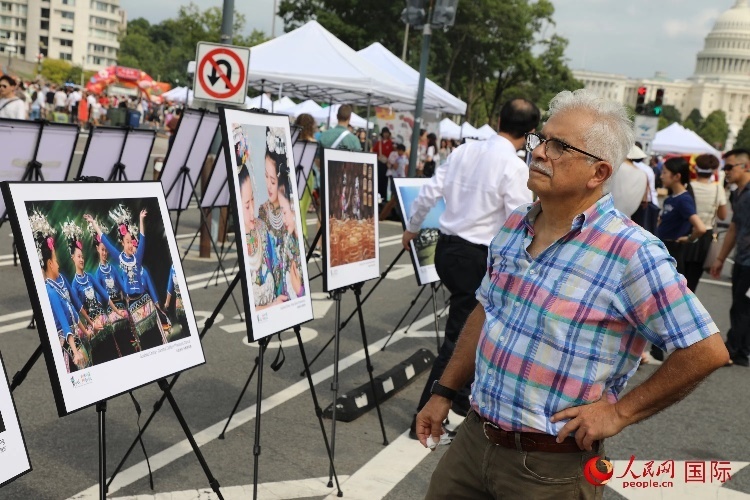 80余幅貴州主題攝影圖片展示了貴州文旅魅力。人民網(wǎng)記者 李志偉攝