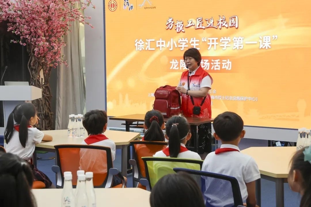 勞模工匠現(xiàn)場(chǎng)向同學(xué)們傳授勞動(dòng)技能。徐匯區(qū)總工會(huì)供圖