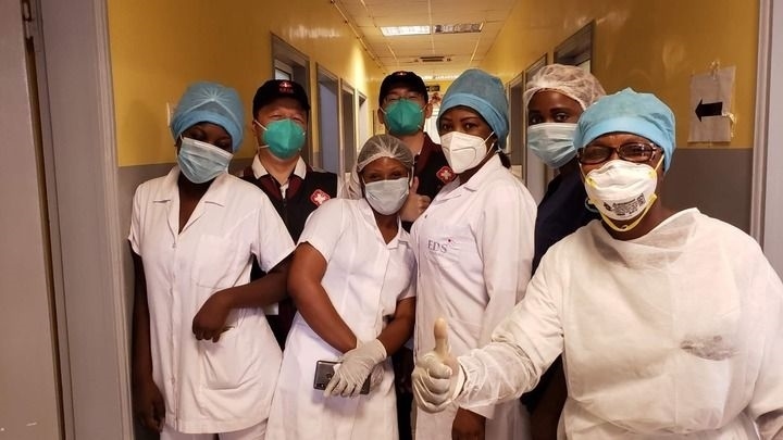 2020年5月26日，中國抗疫醫(yī)療專家組在剛果（布）首都布拉柴維爾指導(dǎo)新冠肺炎病房建設(shè)時(shí)，與當(dāng)?shù)匾痪€醫(yī)務(wù)人員合影。新華社發(fā)