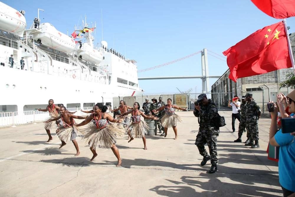 2024年8月16日，在莫桑比克馬普托港，當?shù)匮輪T表演舞蹈，歡送中國海軍“和平方舟”號醫(yī)院船。