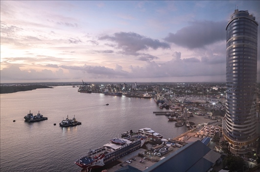 這是2023年12月29日拍攝的日出時(shí)分的坦桑尼亞達(dá)累斯薩拉姆港。新華社記者 王冠森 攝