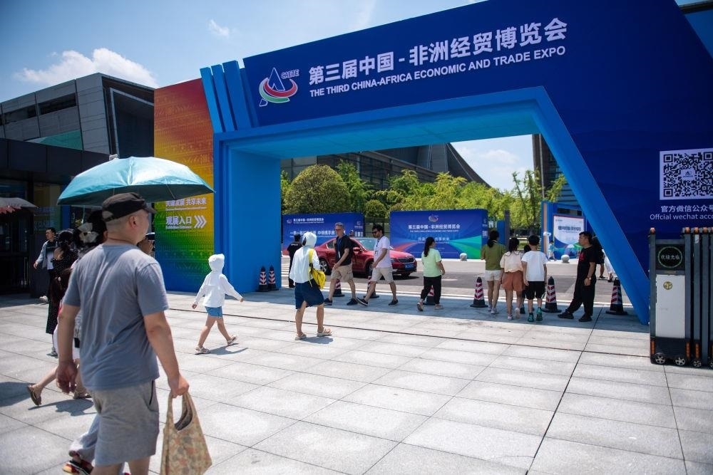 △2023年7月，在湖南長沙國際會(huì)展中心，觀眾進(jìn)入中非經(jīng)貿(mào)博覽會(huì)展會(huì)現(xiàn)場(chǎng)。