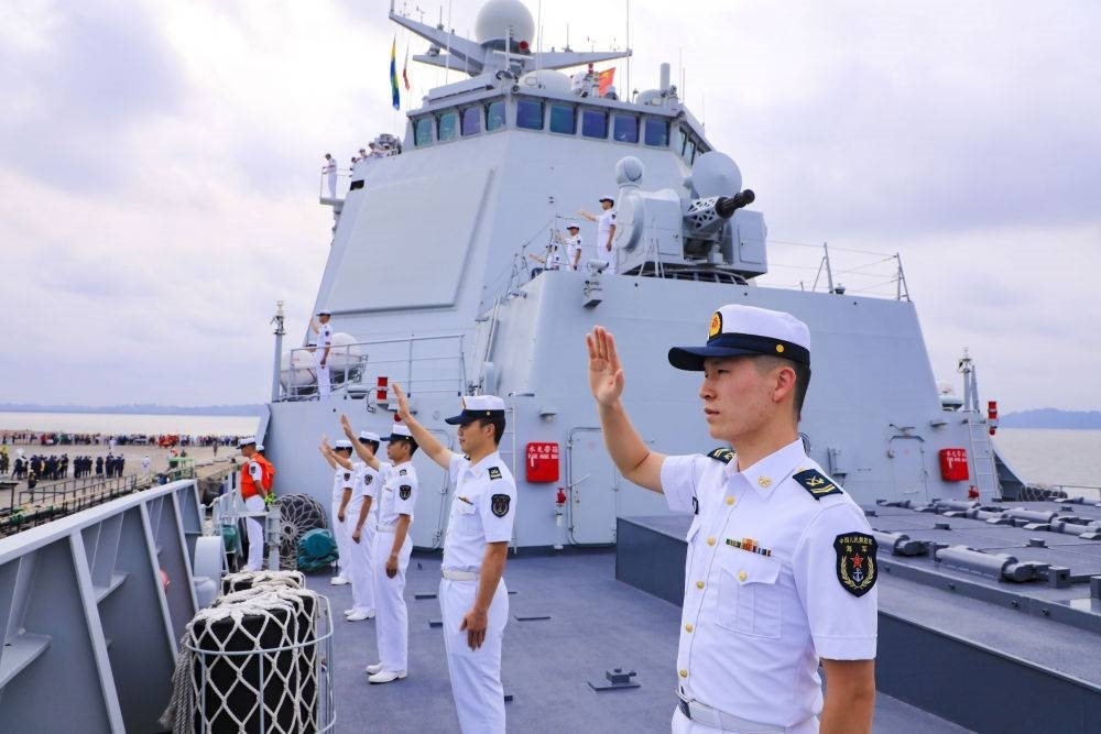 2023年7月8日，中國海軍第43批護航編隊官兵向加蓬利伯維爾奧文多港碼頭的歡迎人群揮手致意。中國海軍第43批護航編隊抵達加蓬利伯維爾，開始對加蓬進行為期4天的友好訪問。