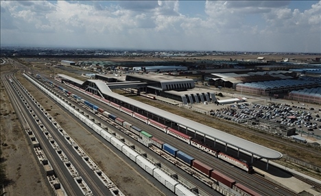 這是2023年9月20日在肯尼亞首都內(nèi)羅畢拍攝的蒙內(nèi)鐵路內(nèi)羅畢站（無人機(jī)照片）。新華社記者 韓旭 攝