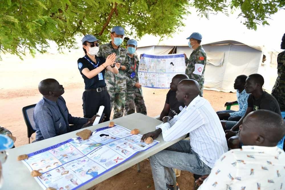 2020年3月，在南蘇丹首都朱巴，執(zhí)行聯(lián)合國維和任務的中國維和警察廖潔給當?shù)鼐熘v解防疫知識。