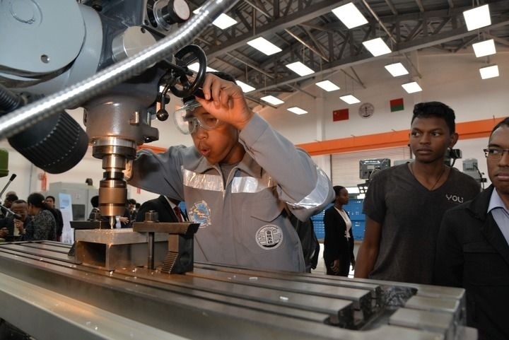 2024年4月26日，在馬達(dá)加斯加首都塔那那利佛，塔那那利佛大學(xué)理工學(xué)院的學(xué)生在魯班工坊操作設(shè)備。新華社發(fā)（西塔卡·拉喬納里松攝）