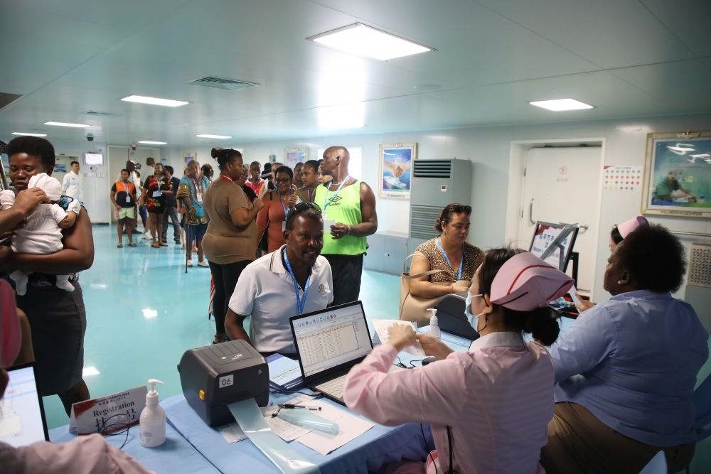 2024年7月8日，塞舌爾民眾在中國海軍“和平方舟”號醫(yī)院船上排隊就診。