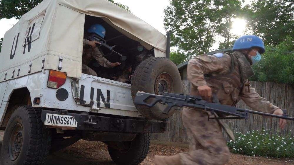 2022年7月27日，中國第八批赴南蘇丹（朱巴）維和步兵營百人防暴隊抵達預定區(qū)域，進行綜合防衛(wèi)演練。針對南蘇丹社會安全問題及近期在剛果（金）東部地區(qū)發(fā)生的針對聯(lián)合國剛果（金）穩(wěn)定特派團的抗議示威活動，中國第八批赴南蘇丹（朱巴）維和步兵營于日前組織UN HOUSE（聯(lián)合國之家）綜合防衛(wèi)演練，以應對可能出現(xiàn)的難民涌入、營門遇襲、暴恐威脅等突發(fā)情況。
