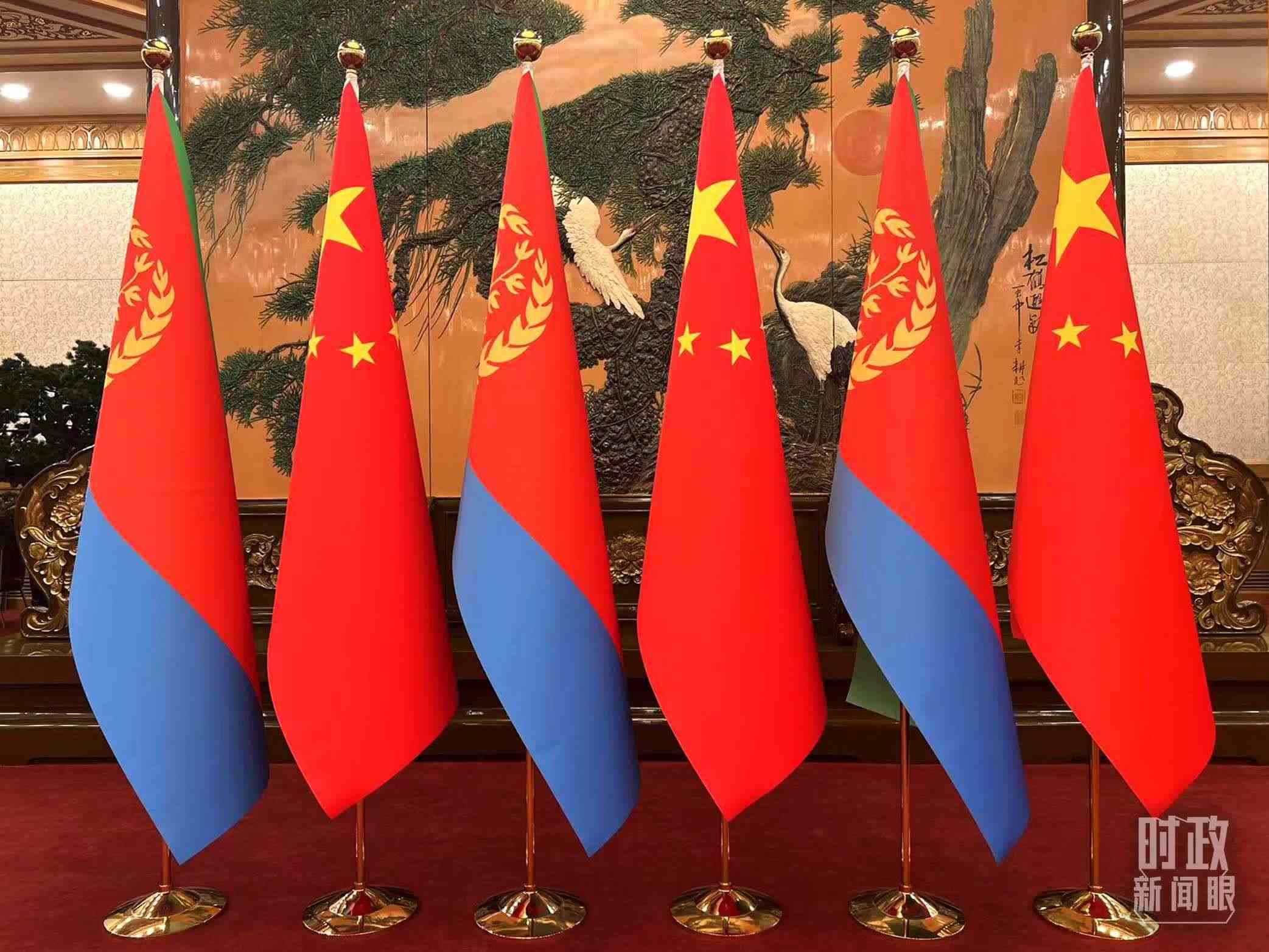 △會(huì)見(jiàn)現(xiàn)場(chǎng)擺放的中國(guó)和厄立特里亞兩國(guó)國(guó)旗。（總臺(tái)央視記者趙婷拍攝）