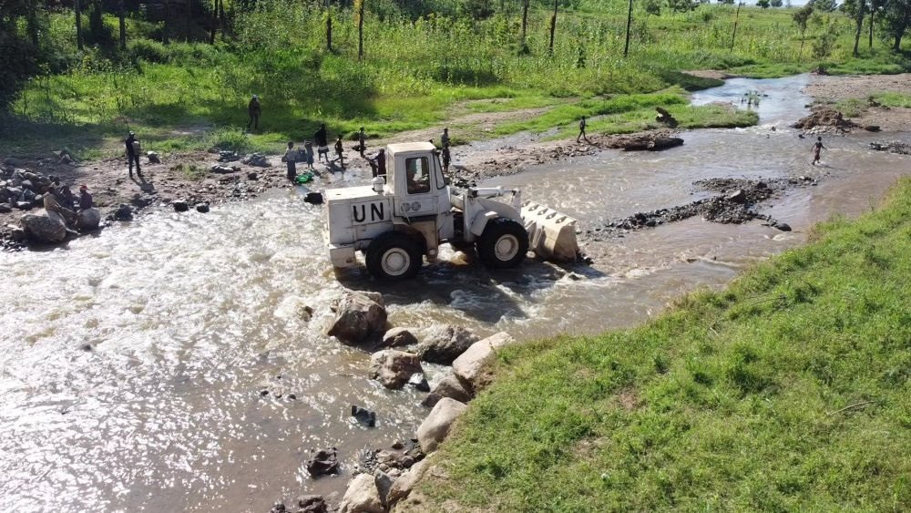 2023年6月7日，在剛果（金）南基伍省卡萊亥地區(qū)，中國第26批赴剛果（金）維和工兵分隊官兵進行施工作業(yè)。