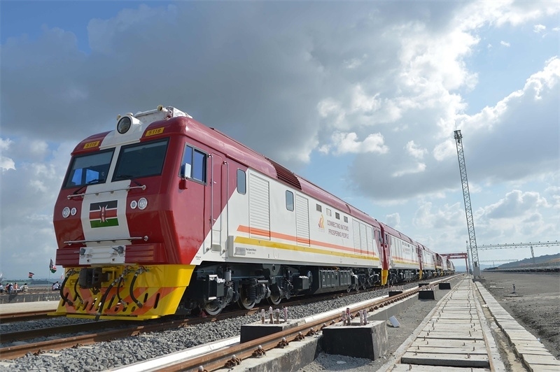 當(dāng)?shù)貢r(shí)間2017年5月30日，肯尼亞蒙巴薩，連接肯尼亞港口城市蒙巴薩和首都內(nèi)羅畢的蒙內(nèi)鐵路正式竣工通車。