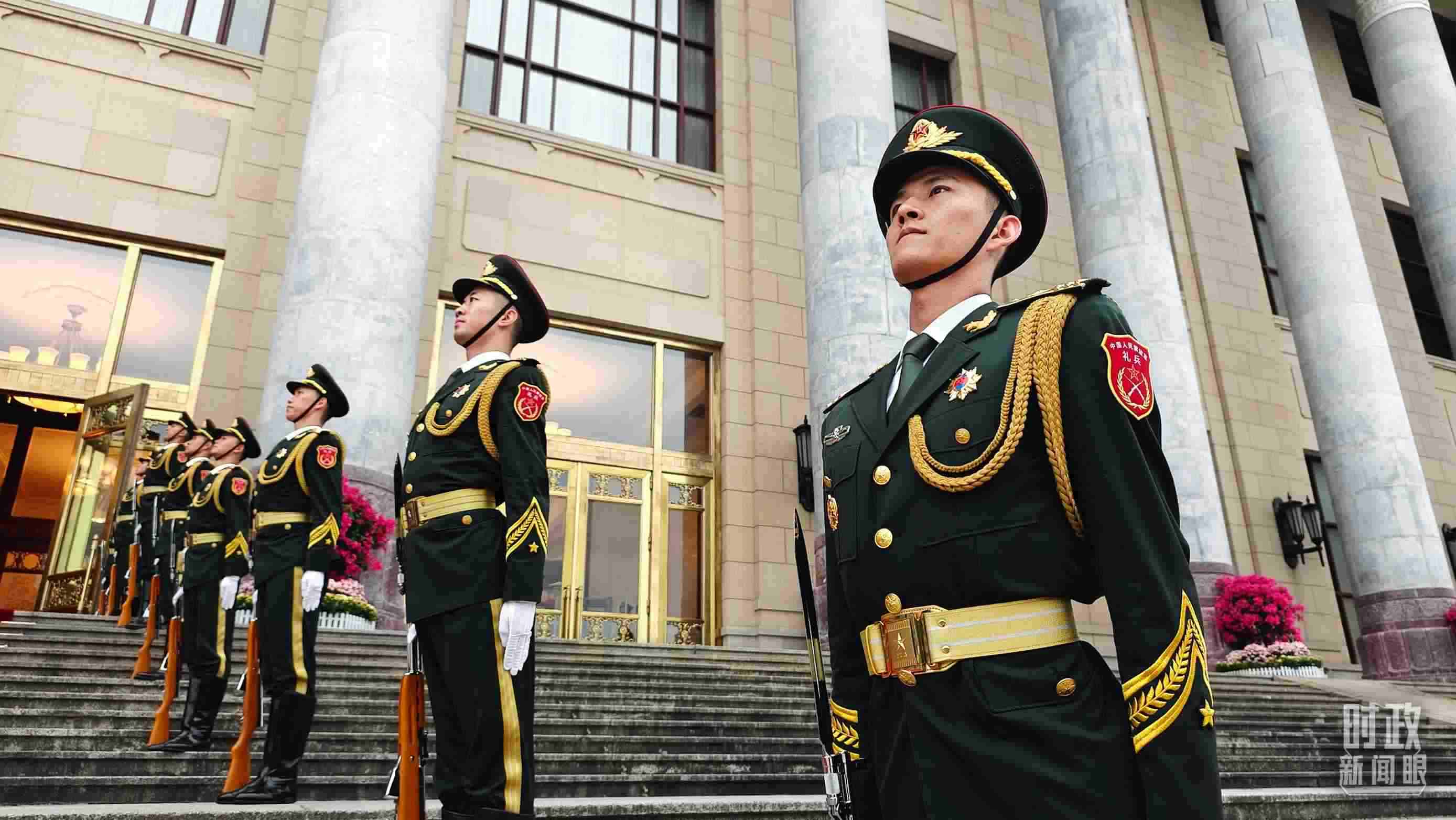  △人民大會堂外，禮兵列隊歡迎外國領(lǐng)導(dǎo)人。（總臺央視記者韓銳拍攝）