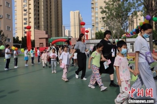 圖為衡水市新苑小學(xué)，小學(xué)一年級新生佩戴“夢想徽章”后，步入校園 。王天祥 攝
